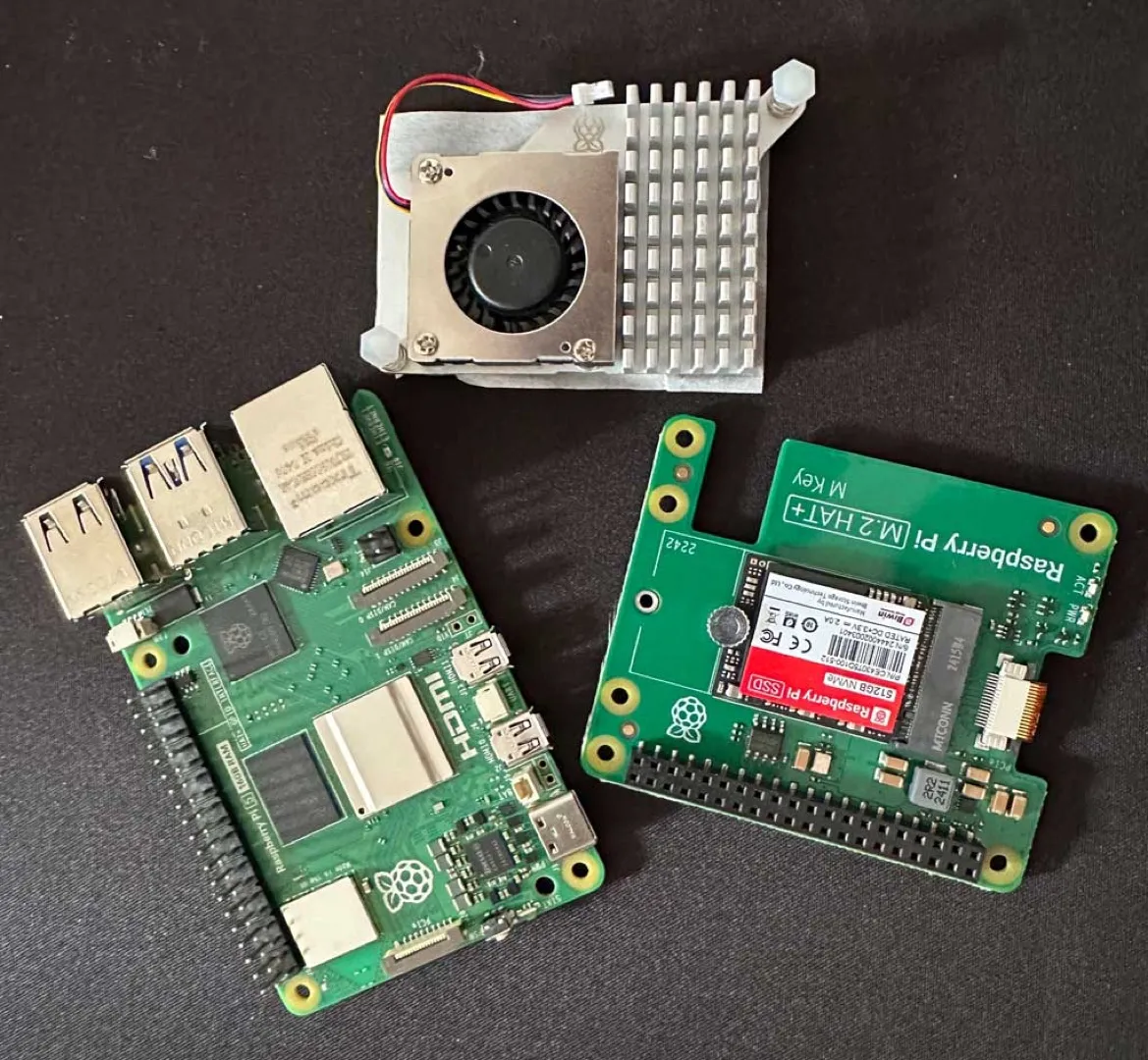 Raspberry Pi 5 con cooler e HAT M.2 per SSD